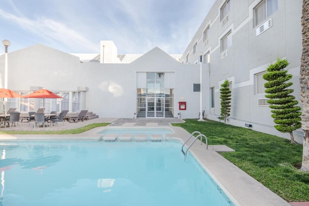 Casa Grande Delicias pool and hotel building in Delicias, Chihuahua